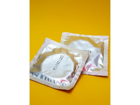 Condoms: महिलाएं जानें कंडोम से जुड़े कुछ फैक्ट्स