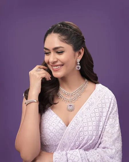Mrunal Thakur stunning looks in  white saree 