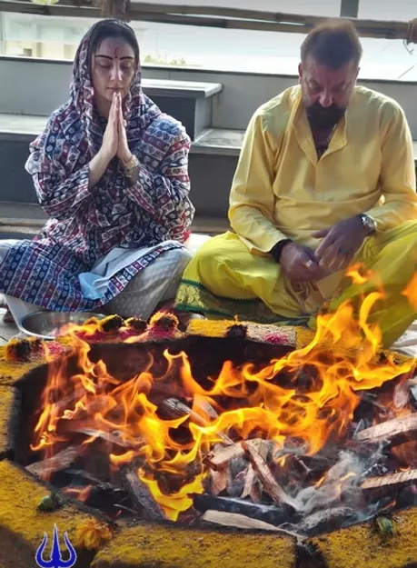 Sanjay Dutt ने 65 की उम्र में चौथी बार रचाई शादी! भगवा धोती-कुर्ता पहन लिए सात फेरे, देखें वीडियो
