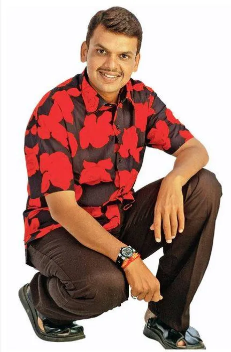 नागपुर के एक गारमेंट शॉप के प्रचार के लिए पोज देते हुए देवेंद्र फडणवीस।