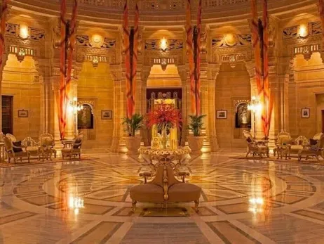 इस महल के आंतरिक गुंबद का रंग हल्का है जिसका व्यास लगभग 31 मीटर है, जिसे एकबाहरी गुंबद से ढका गया है जिसकी ऊंचाई लगभग 13  मीटर है.