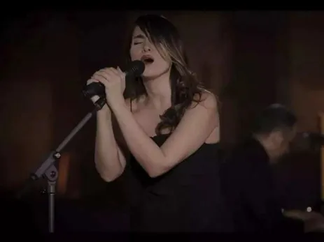 YouTube singer arrested in Iran after performing online concert while not  wearing hijab | गाने गाते हुए औरत ने नहीं पहना हिजाब, स्लीवलेस में आई नजर;  ईरानी अधिकारियों ने किया ...