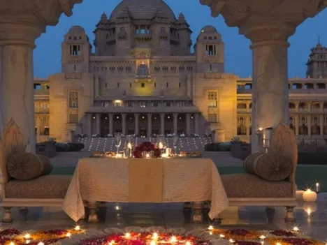 योजना तैयार करने के लिए उन्हें प्रसिद्ध वास्तुकार हेनरी वॉनलैंकेस्टर को बुलाया और इसका कार्यभार सौंप दिया जिसके बाद इस महल का निर्माण वर्ष 1929 ईस्वी में शुरू किया और इससे बहुत धीमी गति से बनाया जाने लगा क्योंकि इससे स्थानीय लोगों को अवकाश से निपटने का अवसर मिल रहा था वर्ष 1943 में अकाल के समाप्त होने के बाद यह महल 1944 में बनकर तैयार हो गया इस महल को बनने में लगभग 15 साल लगे.