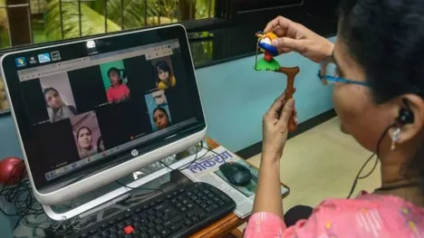 डिस्टेंस लर्निंग और ऑनलाइन एजुकेशन के क्या हैं फायदे, क्यों पॉपुलर हो रहा  ये ट्रेंड? | Benefits of Distance Learning Online Education in Hindi