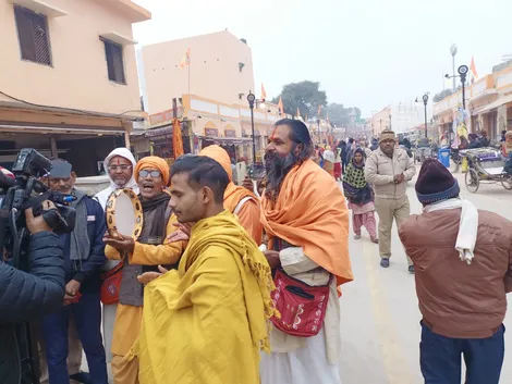 Crowd chanting hymns at Ayodhya