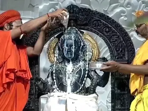 Ram Navami first time in Ayodhya ram lalla Divya Dudh Abhisheka in ram  mandir surya tilak see photos | Ramlala Surya Tilak: रामलला के ललाट पर चमका  सूरज, सूर्य तिलक के अद्भुत