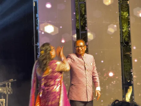 बुधवार रात को संगीत सेरेमनी में शिवराज और उनकी पत्नी साधना सिंह ने भी डांस किया।