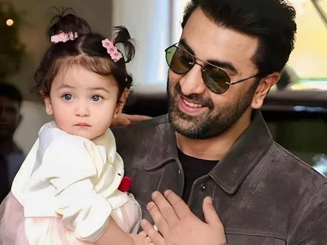 राहा ने पापा रणबीर कपूर पर जमकर लुटाया प्यार, कैमरे में कैद हुई पिता-बेटी  की क्यूट बॉन्डिंग, वायरल हुआ वीडियो - News18 हिंदी