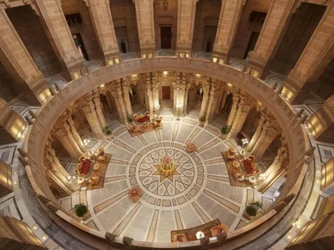 यह महल भारत के सबसे विशाल महलो में से एक  है, यह लगभग 26 एकड़ भूमि के क्षेत्र में 15 एकड़ बागानों सहित बनाया गया है. इसमें एक सिंहासन  कक्ष, निजी मीटिंग हॉल, दरबार हॉल, दावतखाना,  निजी डाइनिंग हॉल, बॉल रूम, लाइब्रेरी, इनडोर  स्विमिंग पूल और इत्यादि चीजे सम्मिलित है. इस महल को “ताज ग्रुप ऑफ होटल्स” द्वारा चलाया जाता है जिस कारण इसे “ताज उम्मैद भवन पैलेस  जोधपुर” भी कहा जाता है.