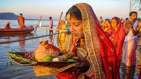 जय छठी मैया! इस साल अपनों को खास अंदाज में दें छठ पर्व की बधाई - News AajTak
