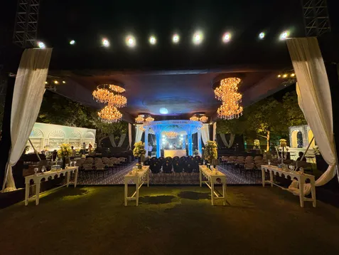 संगीत सेरेमनी के लिए हॉल को विशेष रूप से सजाया गया था।