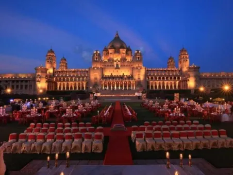 जोधपुर का उम्मेद भवन पैलेस विश्व प्रसिद्ध है इसका निर्माण का इतिहास एक संत के श्राप से जुड़ा हुआ है जिस ने क्रोध में आकर यहां के राठौड़ वंश को अकाल और महामारी का श्राप दे दिया था उसके बाद 1920 के दशक में जोधपुर को लगातार 3 वर्षों तक अकाल का सामना करना पड़ा था अकाल के कारण इस रियासत के स्थानीय लोगों ने तत्कालीन राजा उम्मेद सिंह के रोजगार की मांग की थी स्थानीय लोगों को रोजगार देने के लिए तत्कालीन राजा ने एक भव्य महल के निर्माण करने का फैसला किया