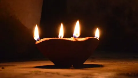 Hindu Belief: घर पर कब और कैसे जलाना चाहिए चौमुखी दीपक? जानें इसका महत्व  hindu belief when and how to light a four faced lamp at home know its impo  धर्म -