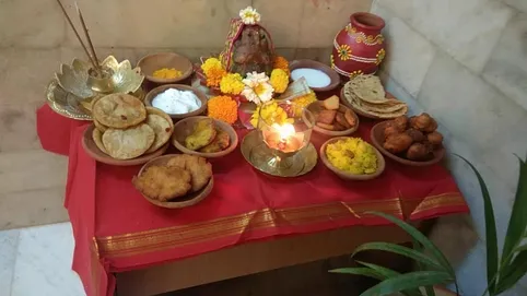 Sheetala Ashtami Puja Vidhi 2024: इस विधि से करें बसोड़ा की पूजा, जानें  संपूर्ण सामग्री लिस्ट | sheetala ashtami basoda 2024 puja vidhi and samagri  | HerZindagi