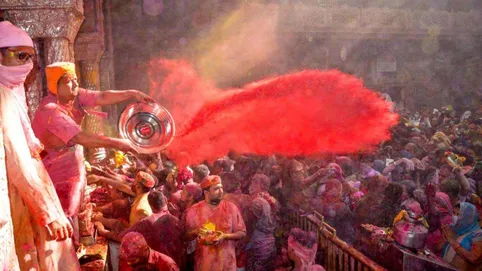 Braj Holi 2024: बरसाना, वृंदावन और मथुरा में डोलयात्रा का पूरा कार्यक्रम,  यहां पढ़ें | braj holi 2024 barsana vrindavan and mathura full schedule of  dolyatra | HerZindagi