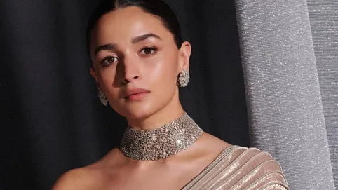 Alia Bhatt ने शेयर की बेटी और पति रणबीर की तस्वीर, तुरंत कर दी डिलीट, फिर  उठाना पड़ा ये कदम | Alia Bhatt shares Daughter raha and ranbir kapoor Pic  then delete and reshare on instagram