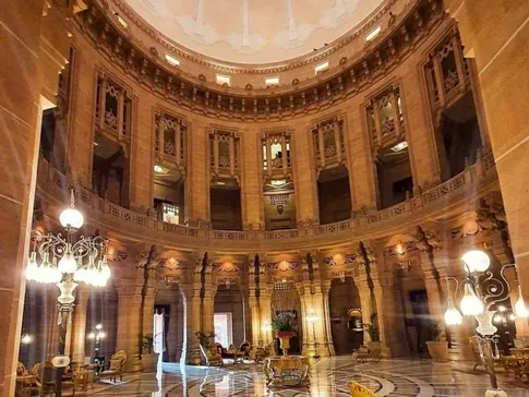 इस महल के 2 वाजो (विंग्स) को “हल्के फीके रंग” (सुनहरा पीला) के बलुआ छीतर के पत्थर के साथ  निर्मित किया गया था जो इसकी खूबसूरती को ओर भी बढ़ा देता है.