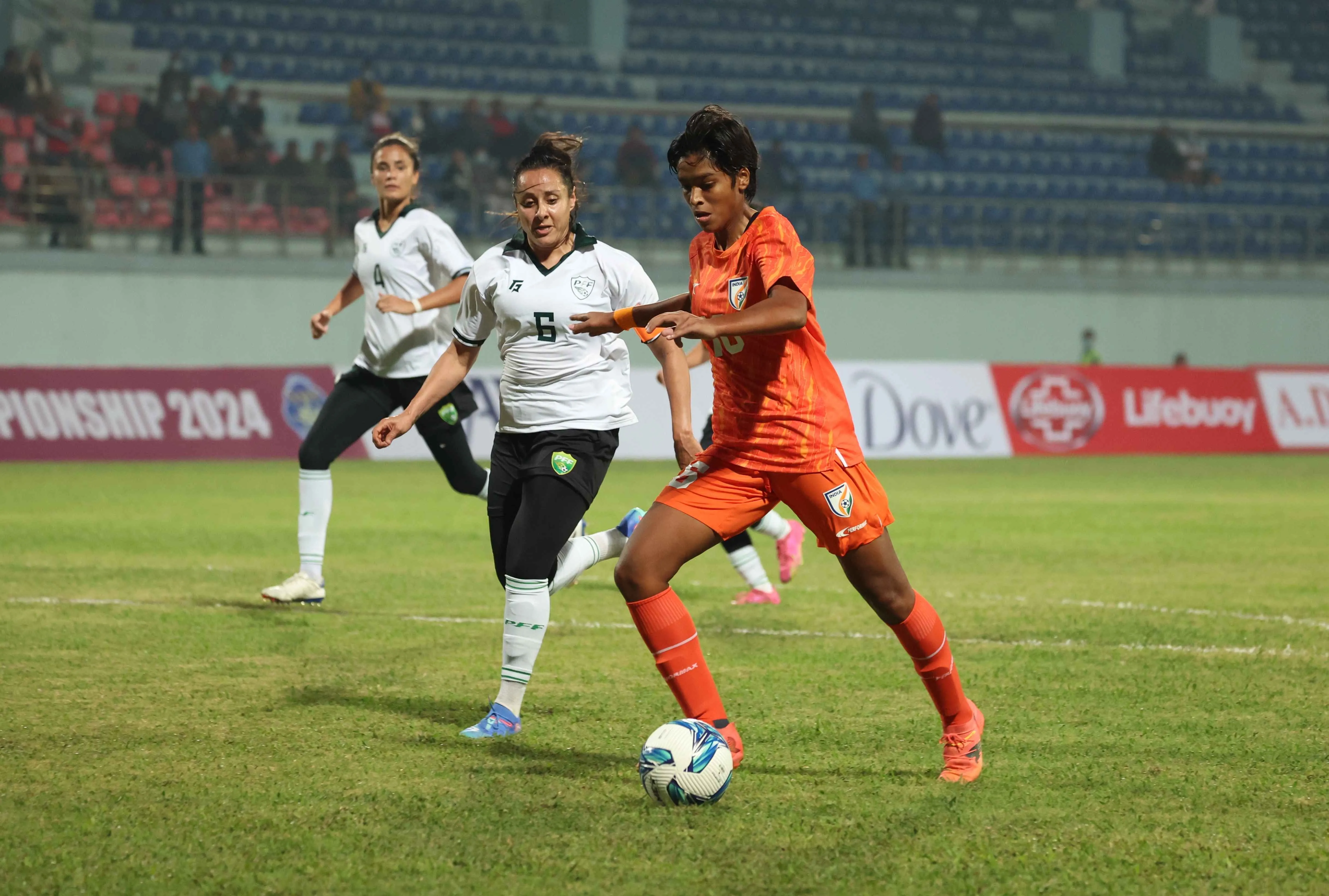 Manisha Kalyan driving towards the post- Sportz Point.com