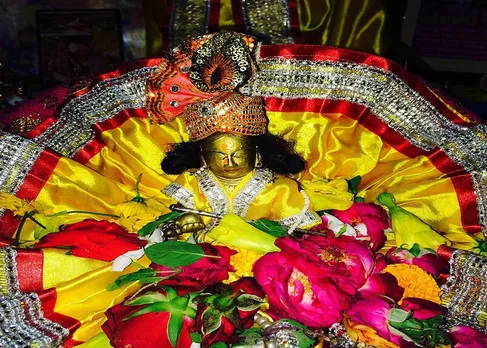 Laddu Gopal Dress: सर्दियों में लड्डू गोपाल को इस तरह से पहनाने चाहिए  वस्त्र, जानिए कैसे करें सेवा
