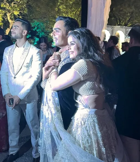 संगीत कार्यक्रम के दौरान अमानत और कार्तिकेय।