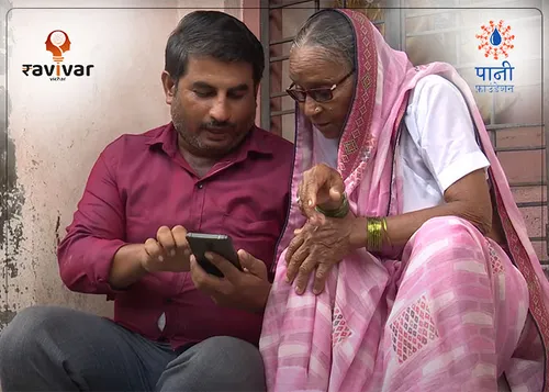 woman farmer learnt smartphone during Paani Foundation farmer cup