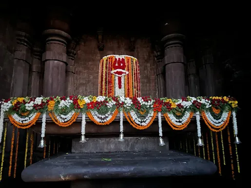 Shiva devotees started pouring into Bhojpur temple since 4 in the morning |  भोजपुर में उमड़े श्रद्धालु: नए साल के पहले दिन एक लाख से ज्यादा ने किए  भगवान के दर्शन -