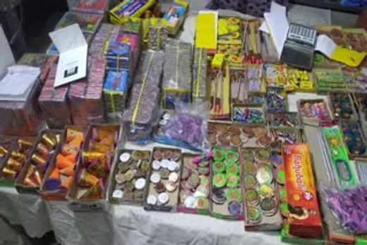 पटाखा गोदामों पर छापे से हड़कंप, लाखों के पटाखे जब्त, दुकान बंद कर भागे  व्यापारी