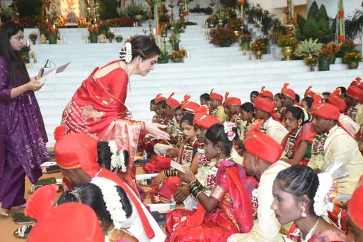 इस सामूहिक विवाह का आयोजन रिलायंस कॉरपोरेट पार्क हुआ था. इस सामूहिक विवाह आयोजन में वर-वधू की तरफ से करीब 800 लोग शामिल हुए थे. इस मौके पर नीता अंबानी और मुकेश अंबानी अपने पूरे परिवार के साथ शामिल हुए.