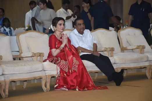 मुकेश अंबानी और नीता अंबानी के छोटे बेटे अनंत अंबानी 12 जुलाई को मंगेतर राधिका मर्चेंट के साथ फेरे लेने के लिए तैयार हैं. इससे पहले अंबानी परिवार ने 50 गरीब बेटियों का विवाह कराया है.