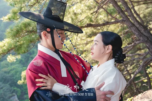 Honey Lee And Lee Jong Won Wind Up In Each Other's Arms In “Knight Flower”  | Soompi