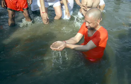 Yogi took a bath along with all the ministers | योगी ने सभी मंत्रियों के  साथ किया स्नान: अपने हाथों से पक्षियों को दाना खिलाया; सीएम ने जमीन पर  बैठकर खाना खाया;