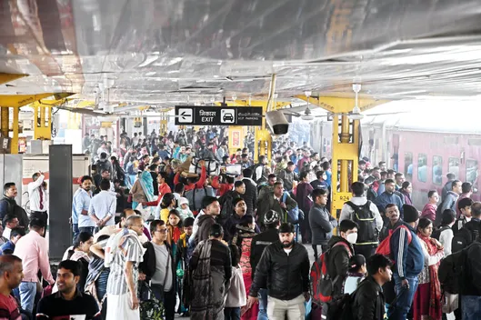 834143-20250216-04-crowed-at-new-delhi-railway-stationnaveen0016