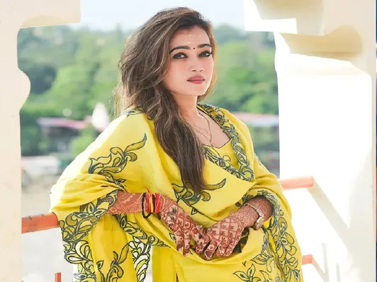 Untold Story Of Harsha Richhariya kaun hain glamorous sadhvi harsha |  महाकुंभ में छा गईं सुंदर संन्यासिन हर्षा रिछारिया, पुरानी जिंदगी छोड़ किस  चीज की तलाश में बनीं ...