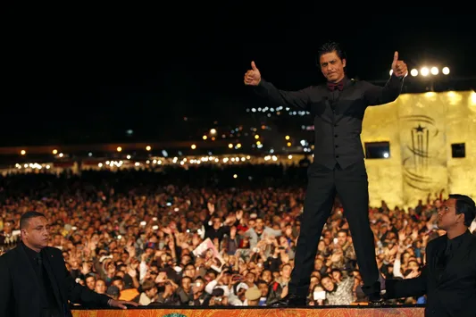 Is this the real reason why Shah Rukh Khan pushed a fan away into the  crowd? - IBTimes India