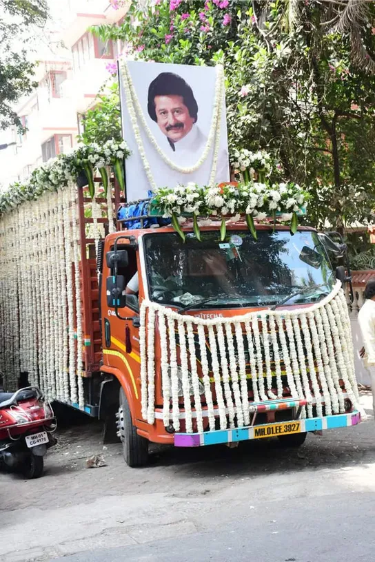Pankaj Udhas's hearse has been decorated with flowers