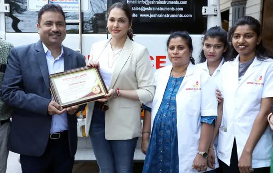 Dr santosh Pandey ,Isha Koppikar with blod bank doctors