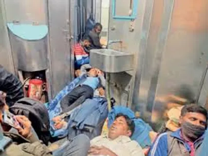 होली में बढ़ी यात्रियों की मुश्किलें, यूपी-बिहार की ट्रेनों में टॉयलेट पर भी लगी है भीड़
