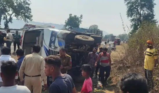 Jabalpur News: जबलपुर से दमोह जा रही बस रास्ते में पलटी, चार यात्रियों की हालत गंभीर