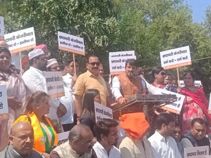 केजरीवाल के मुख्यमंत्री पद से इस्तीफे की मांग, भाजपा का प्रदर्शन