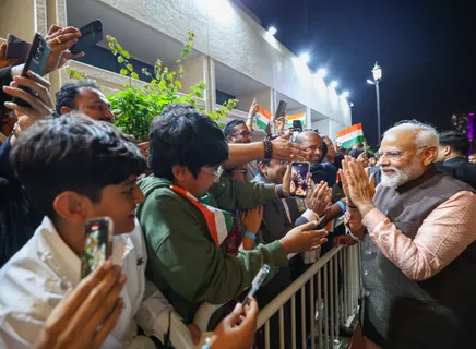 कतर में प्रवासी भारतीयों से मिले प्रधानमंत्री नरेंद्र मोदी, जताया आभार