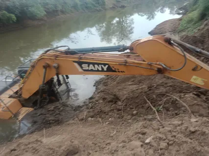 Jabalpur News : नदी में धंसी मिली पोकलेन मशीन, 2 क्रेनों की मदद के बाद भी बाहर नहीं निकलवा पाए अधिकारी