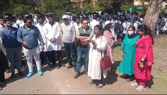 Jabalpur News: जबलपुर मेडिकल कॉलेज का बड्डा दादा मैदान बचाने सड़क पर उतरे हजारों डॉक्टर्स