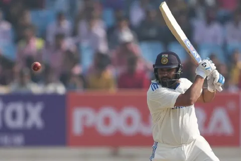 रोहित शर्मा का अर्धशतक, राजकोट टेस्ट के पहले दिन लंच तक भारत: 80/3
