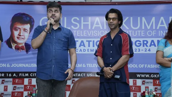Rajkummar Rao Sings 'Papa Kehte Hain' with Visually Impaired Singer