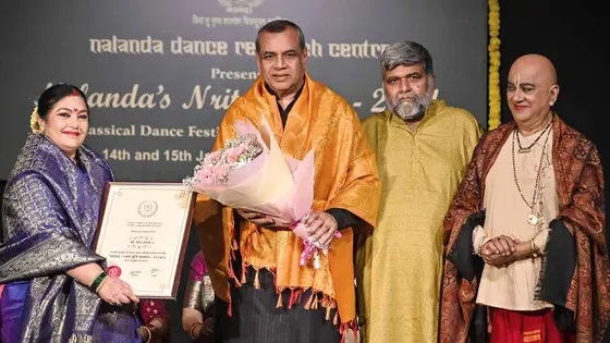 Actor Hema Malini and Paresh Rawal honoured by Nalanda Dance Research Centre Dr. Uma Rele