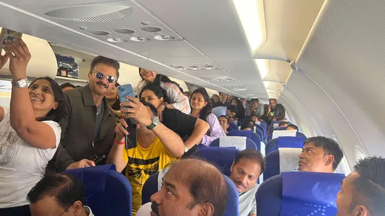 Fans shower Anil Kapoor with love in a flight, pictures go viral!