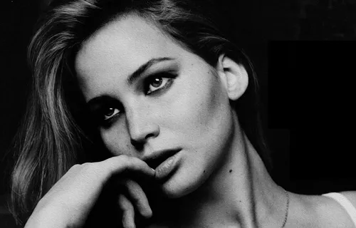 JENNIFER LAWRENCE STANDS FOR INNER STRENGTH IN THE LATEST DIOR PHOTOSHOOT