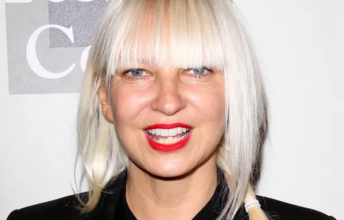 SIA'S 'NUDE ATTACK' ON TROLLS!