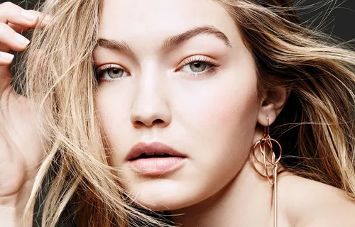 GIGI HADID'S TRIBUTE TO VERSACE IS THE BEST THING ON THE INTERNET RN