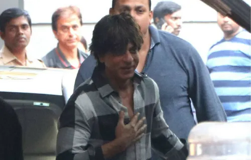 SHAH RUKH KHAN SPOTTED SHOOTING FOR AANAND L RAI'S 'ZERO'!